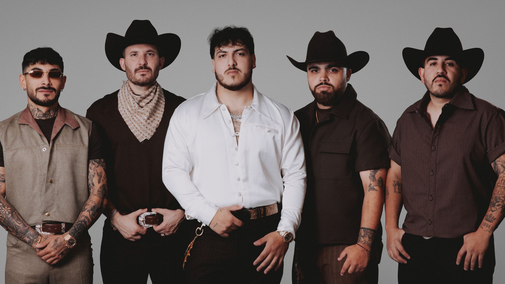 Becky G se une a Carlos Santana en 'Mi Gran Amor', y Grupo Frontera lanza 'Con Dolor'