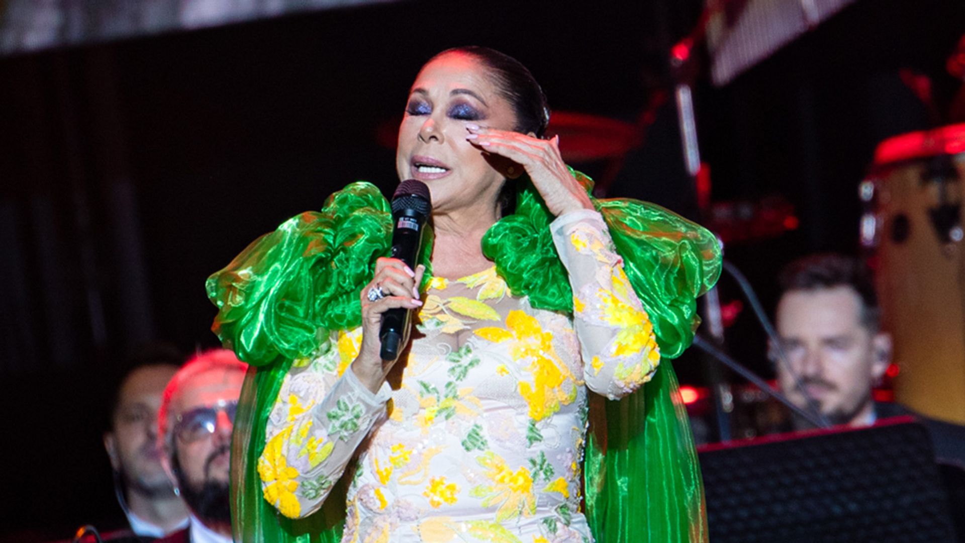 Isabel Pantoja, sin poder contener las lágrimas al dedicar una canción a sus nietos