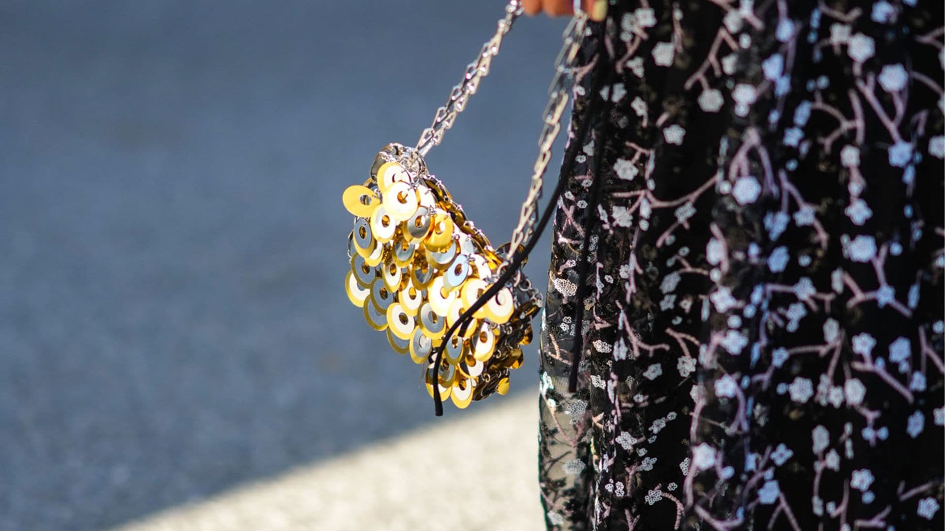 Del bolso a los pendientes: 12 accesorios que elevan cualquier look de invitada