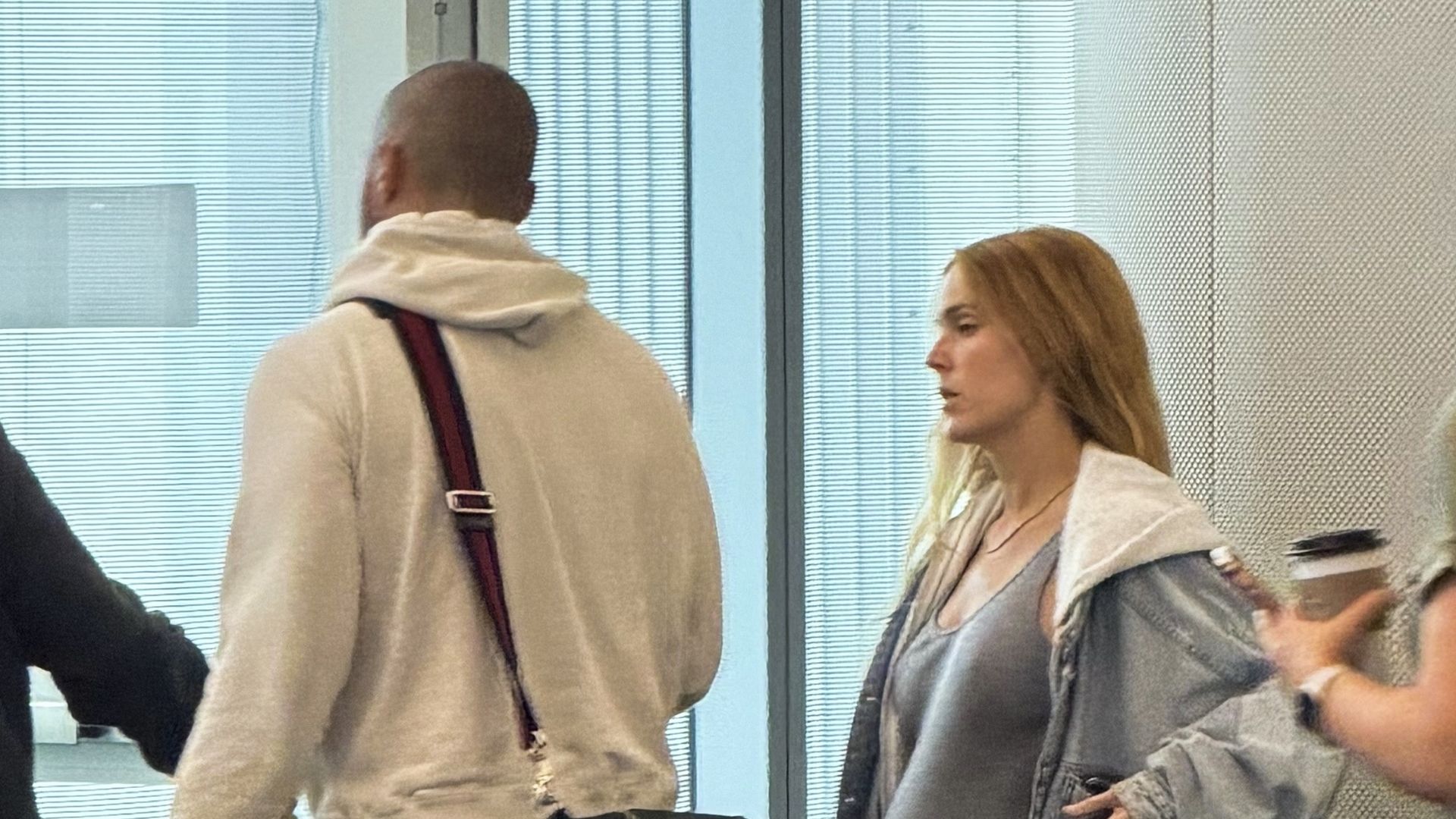 Jesse Williams y Alejandra Onieva llegando al aeropuerto de Los Ángeles