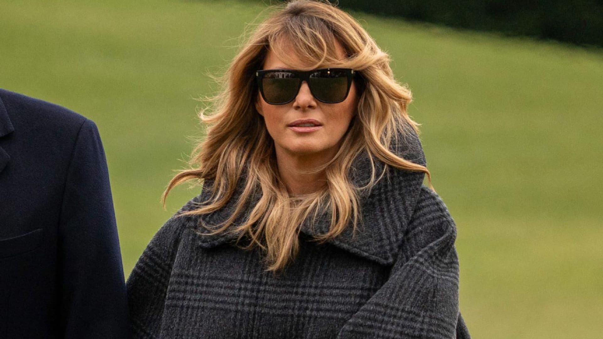 Abrigo 'oversize' y botas planas: Melania se aleja de su imagen más icónica como primera dama
