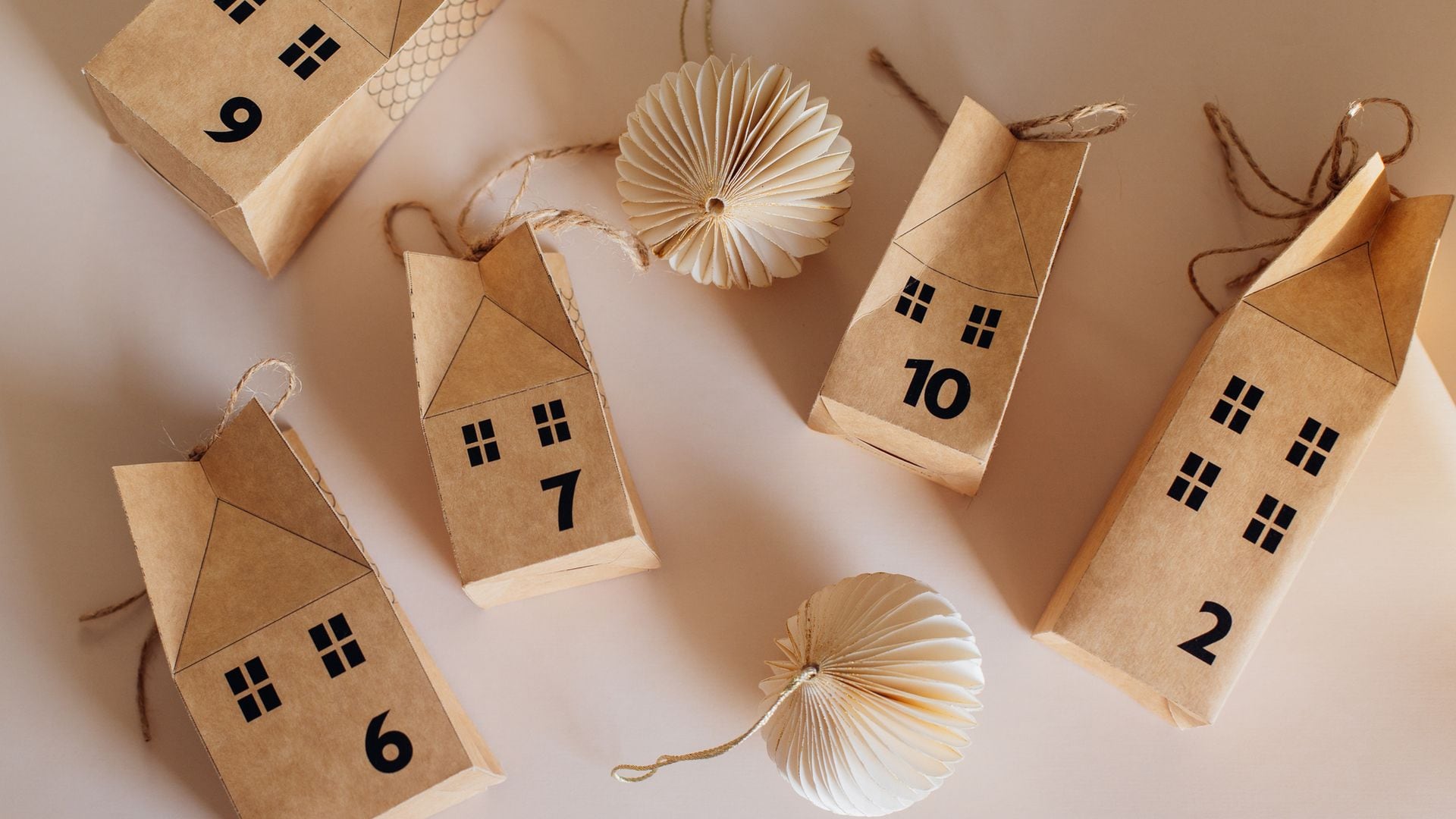 Cajas de cartón creando un calendario de Adviento