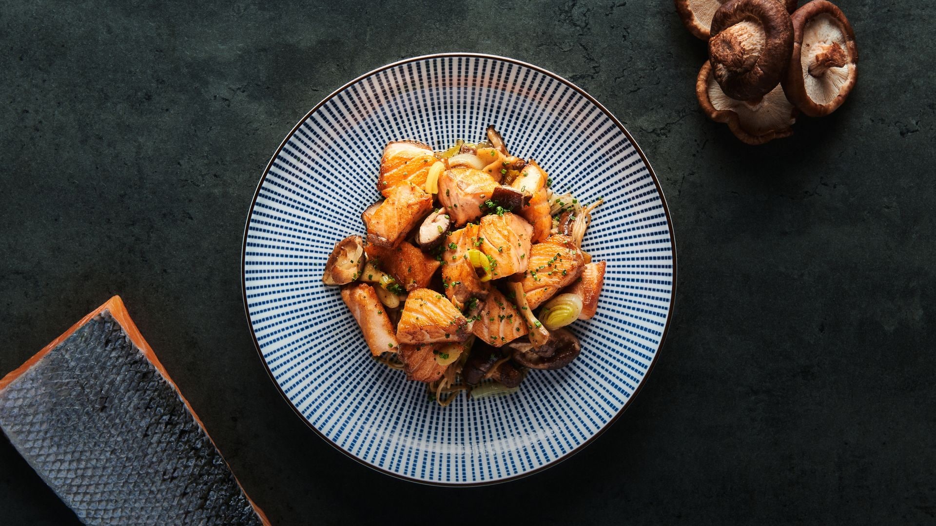 El aperitivo con salmón de Noruega que va a triunfar en las comidas o cenas de Navidad: fácil, exquisito y listo en 15 minutos