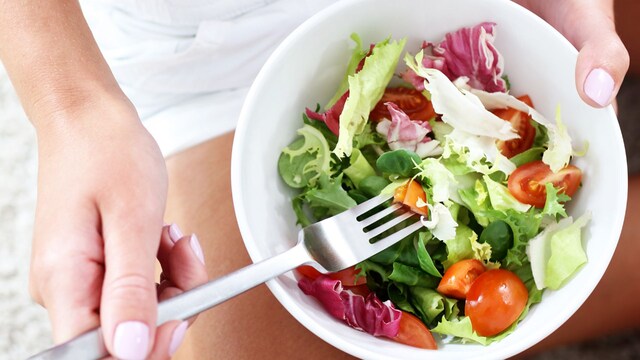 mujer ensalada adob