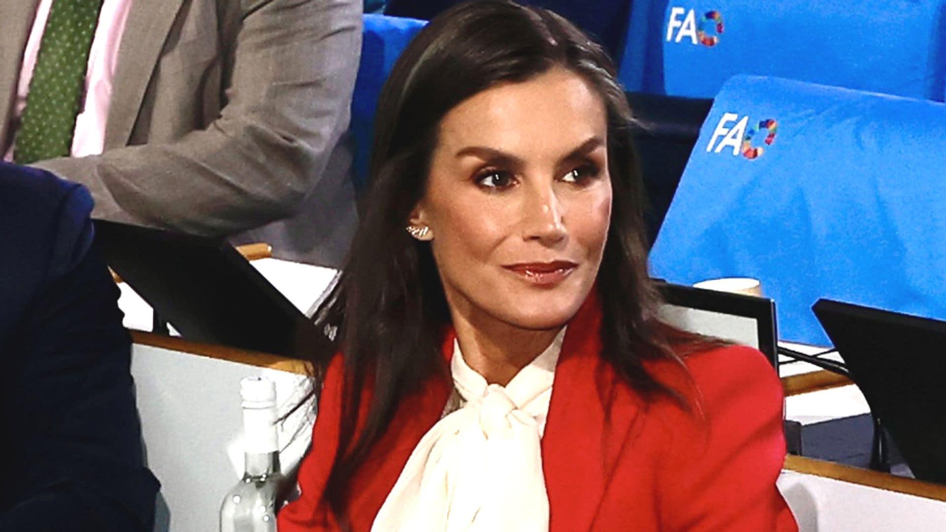 La reina Letizia con traje de chaqueta rojo en Roma