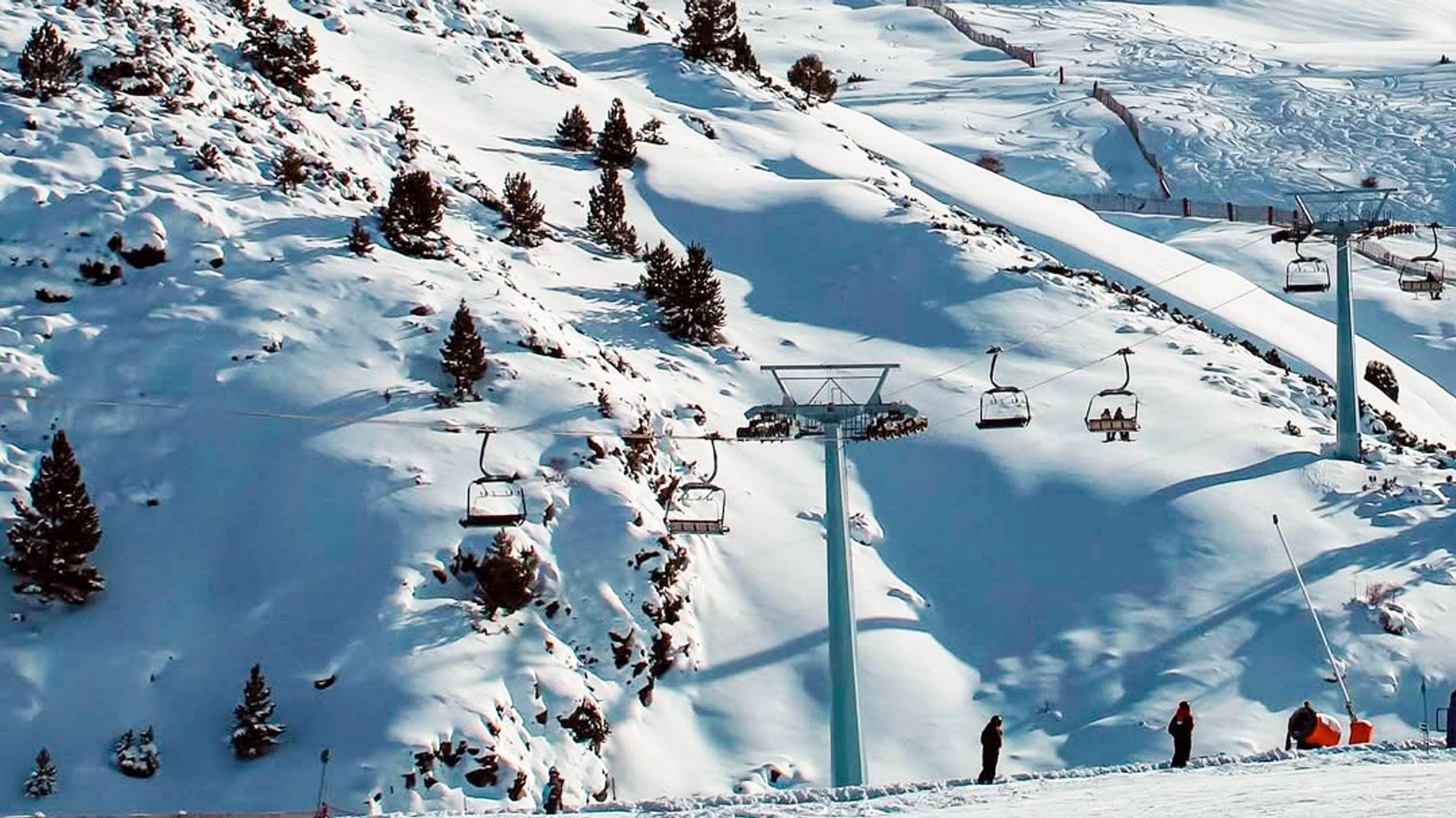 Todo lo que puedes hacer en la mejor estación de esquí de España de esta temporada… y no es solo esquiar