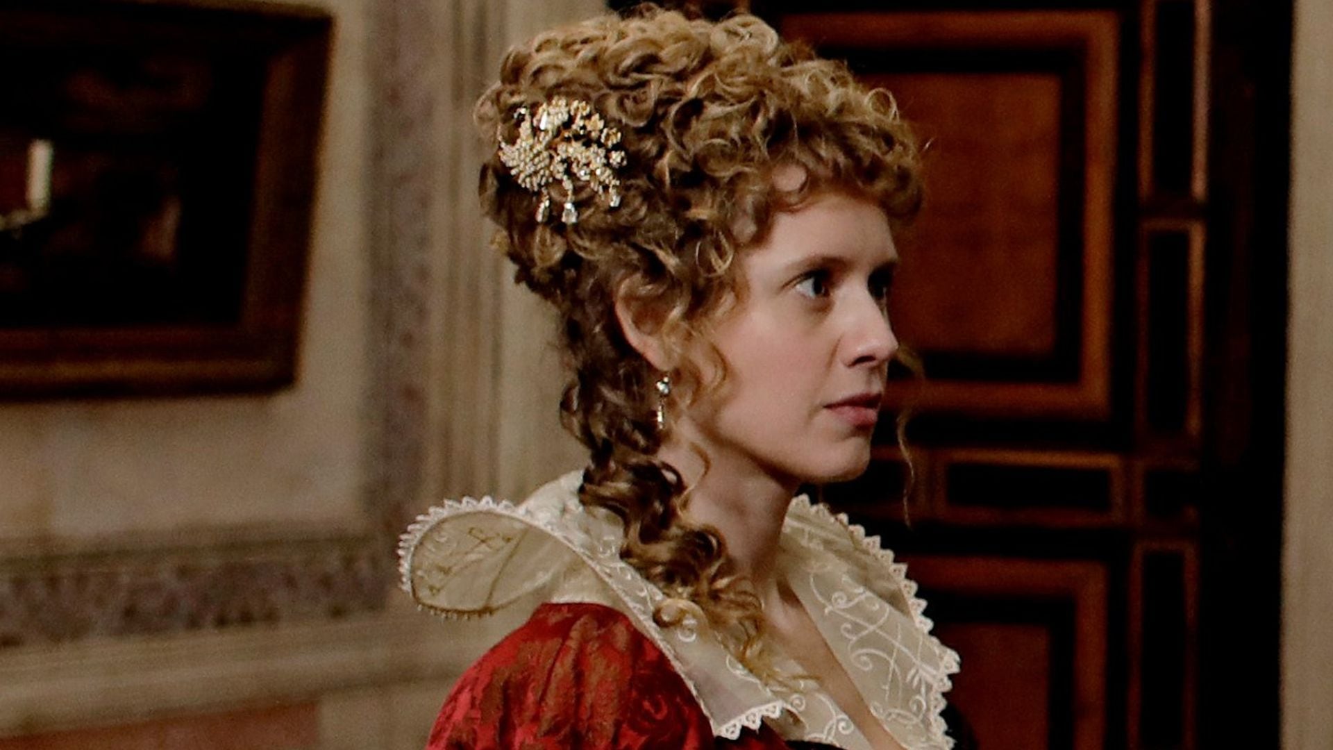 ¡Irreconocible! Manuela Vellés ficha por la nueva temporada de 'El ministerio del tiempo'
