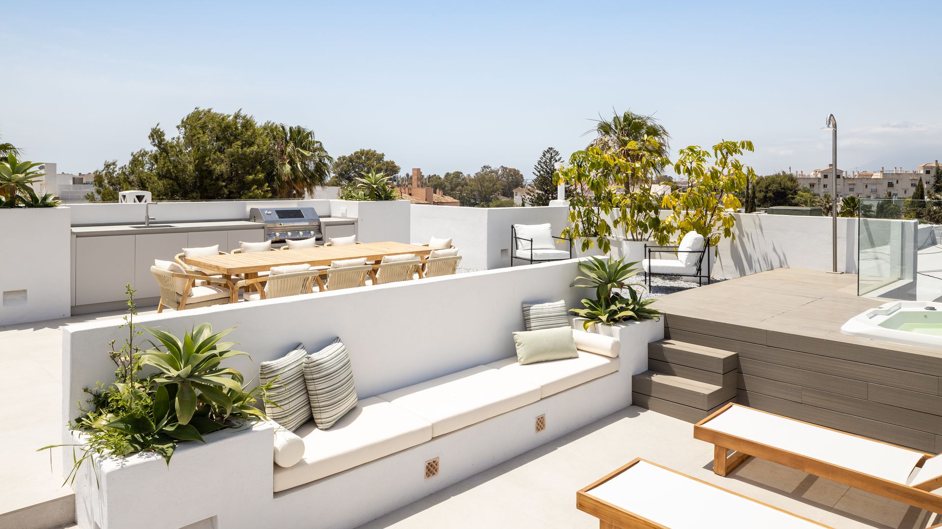 Terraza ático con muebles de obra y cocina exterior