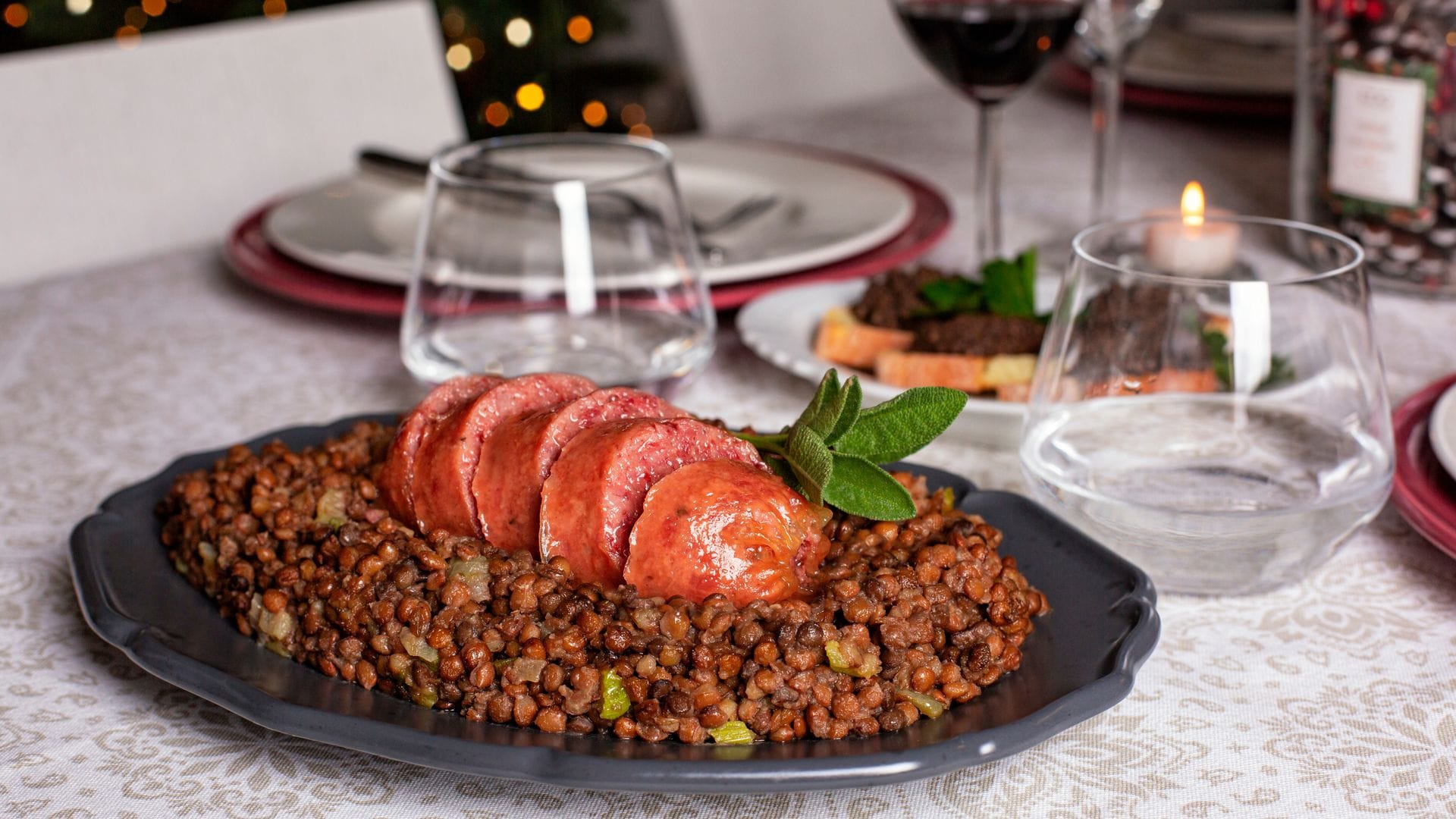 Lenticchie con cotechino, plato tradicional italiano en Fin de Año.