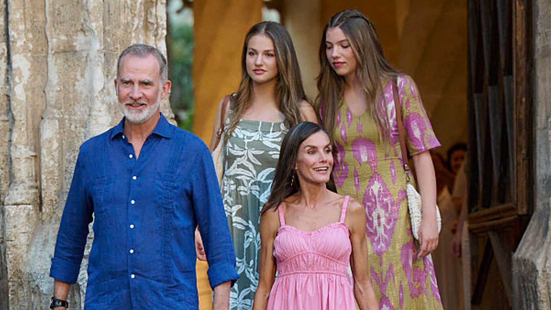Los reyes Felipe y Letizia disfrutan de sus vacaciones en Grecia junto a sus hijas, con el corazón en Mallorca