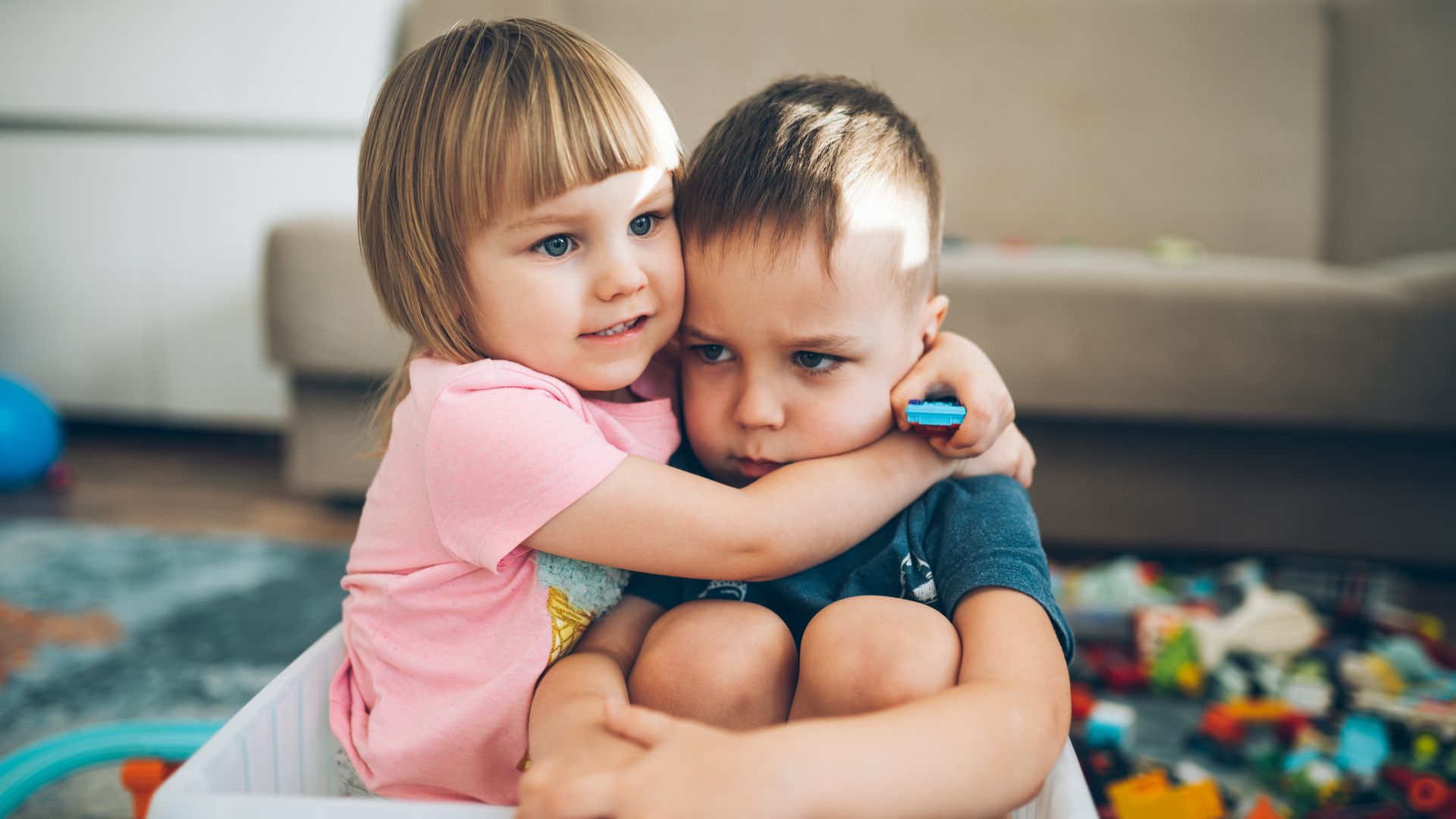 Niños pequeños jugando
