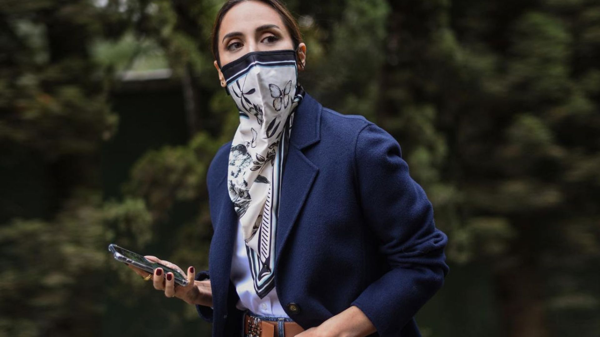 ¿En busca de unos vaqueros rectos que sienten bien? Atenta al lookazo fácil de Tamara Falcó