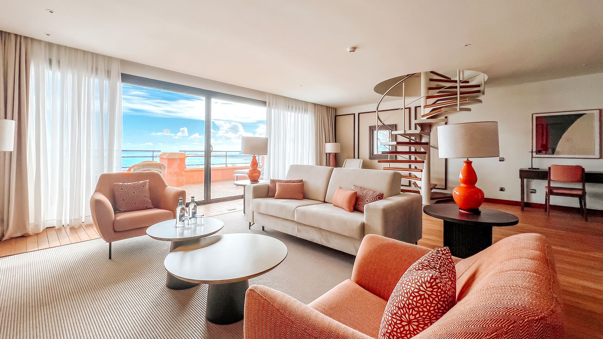 Elegancia serena y confort en cada rincón: de las habitaciones a las zonas comunes
