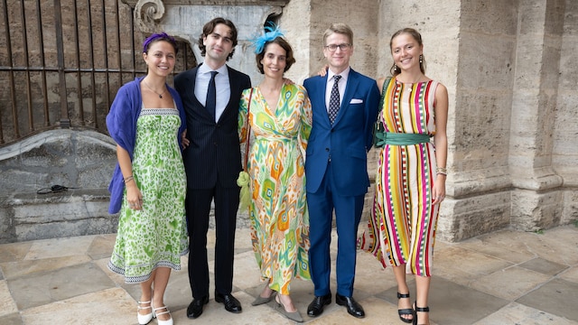 Los duques de Chartres con tres de sus hijos, los príncipes Phillipe, Louise y Helene (a la derecha) durante una boda en Valencia