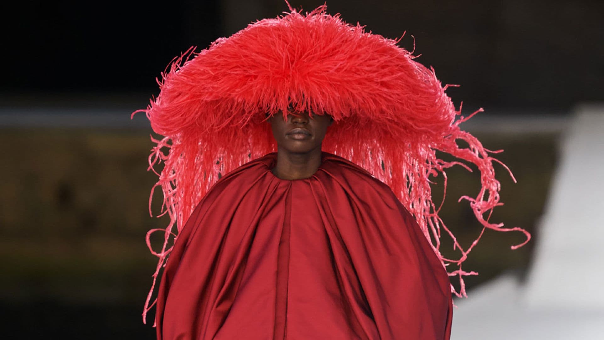 Valentino versiona el sombrero 'medusa' que Marta Ortega llevó a la boda de Carlota Casiraghi