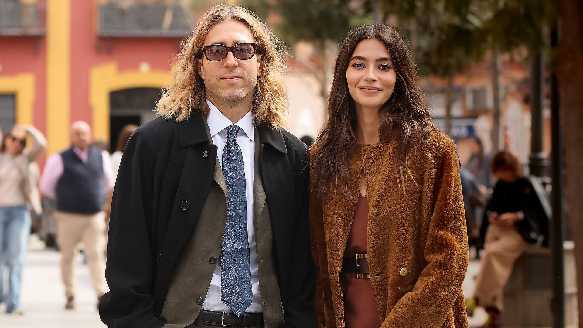 Rocío Crusset y Charlie Schein eligen Sevilla para su reaparición más esperada: las fotos de la pareja en una boda con mucho estilo (y un detalle muy comentado)