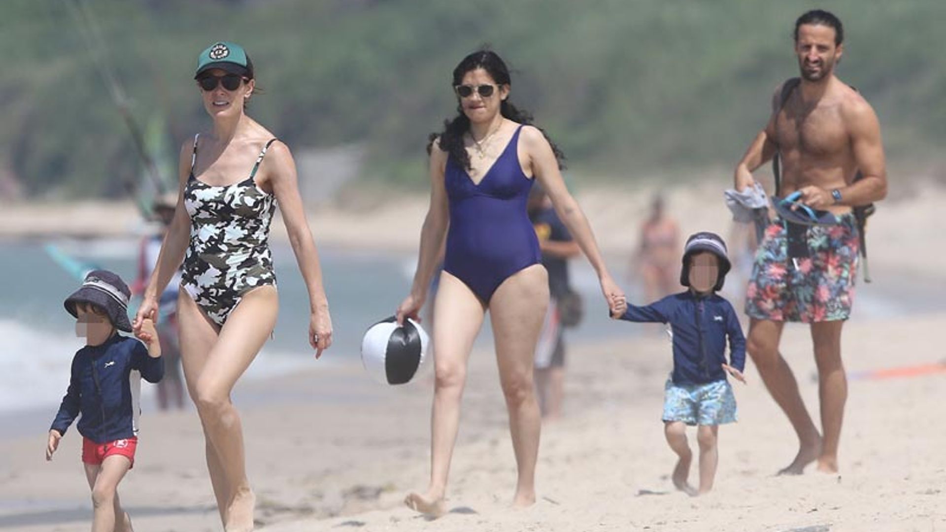 Raquel Sánchez Silva y Matías Dumont, las vacaciones familiares de dos 'cuerpos 10'