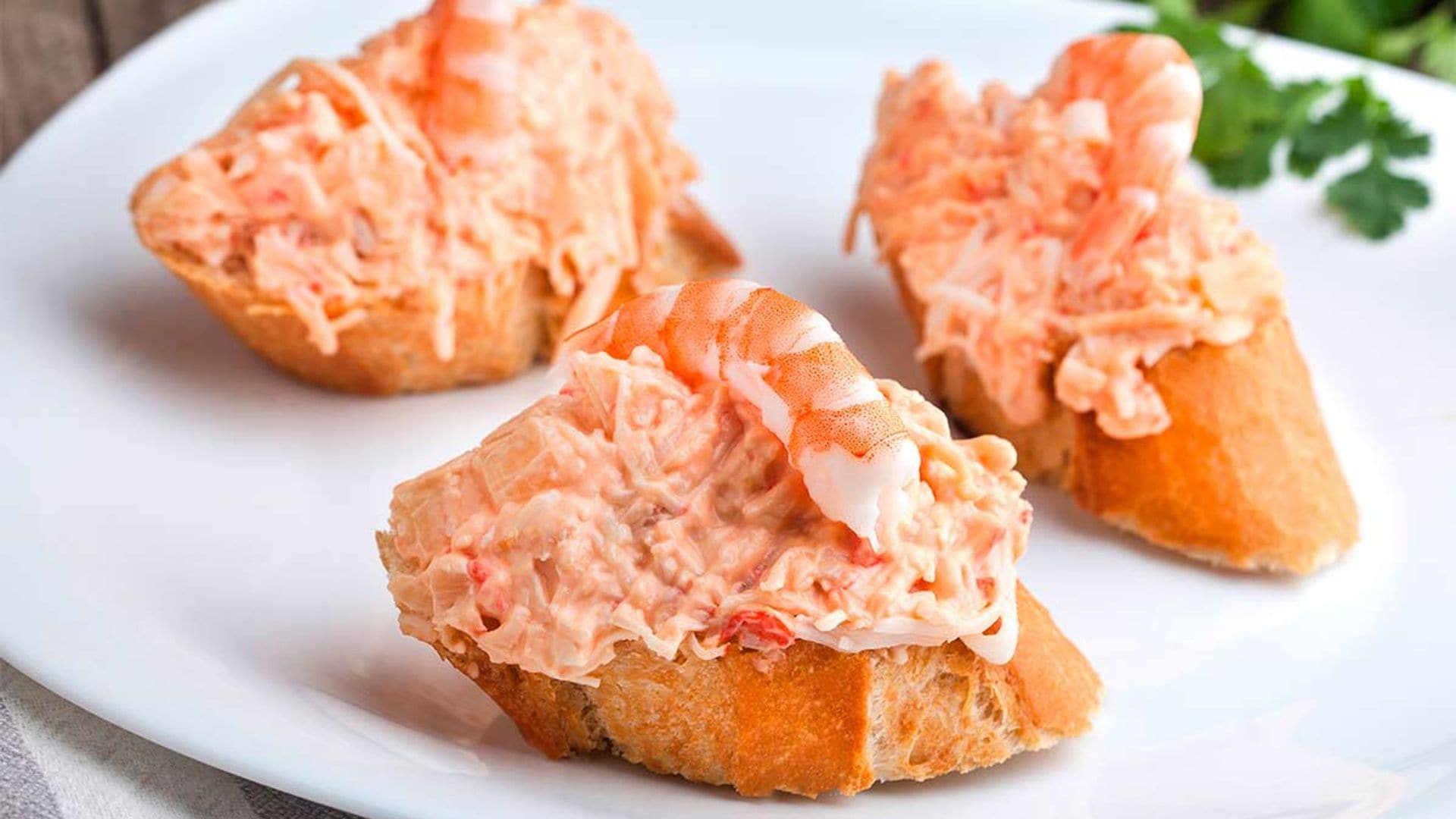 Pinchos con ensaladilla de cangrejo, salsa rosa y gambas
