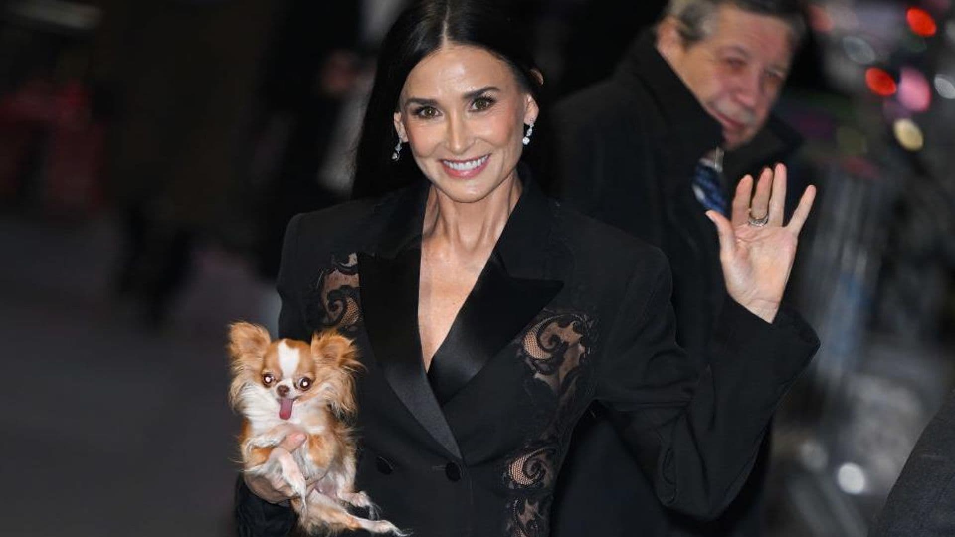 Demi Moore deslumbra en Nueva York en mini blazer y cabellera XXL
