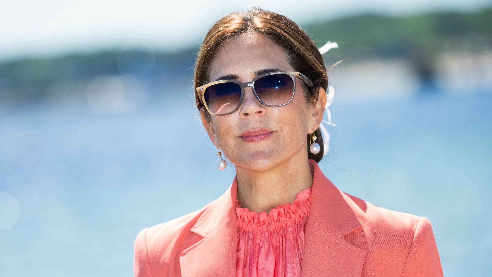 Mary de Dinamarca recupera la chaqueta coral que comparte con su hija y la actualiza con este tocado