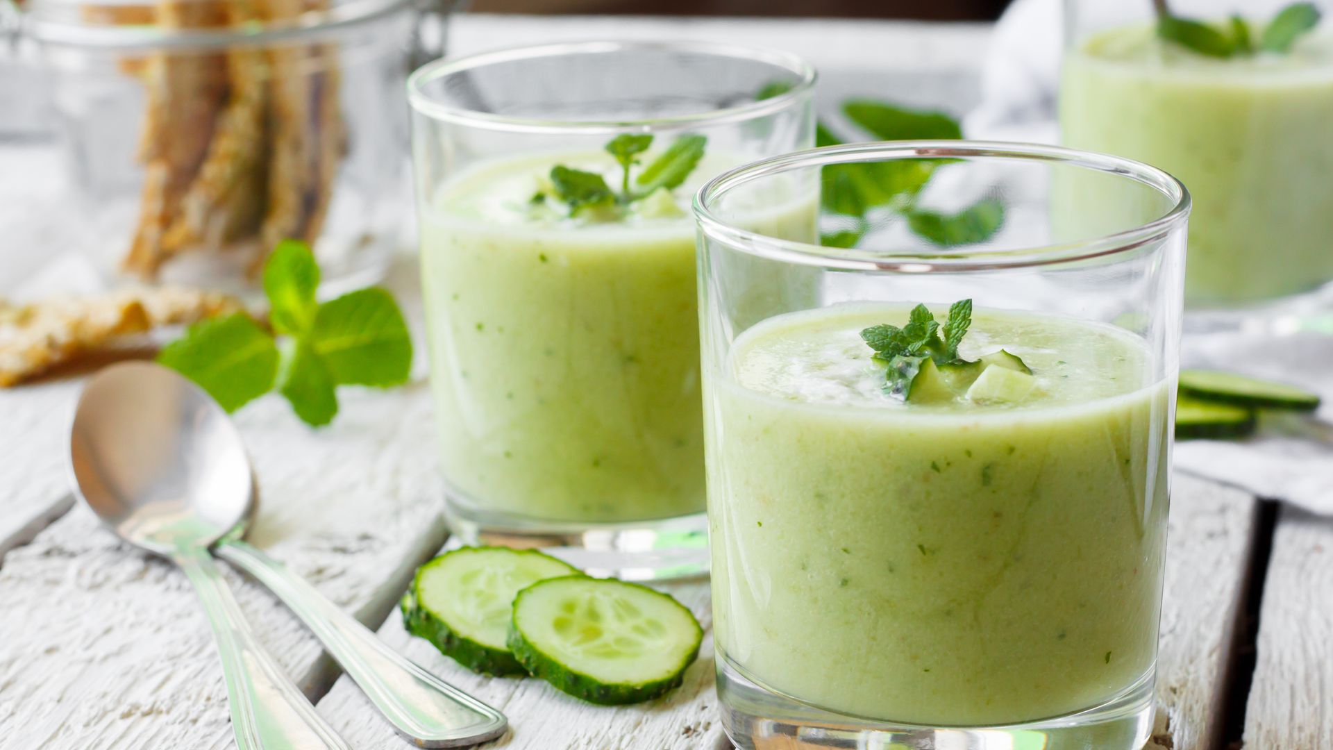 LA RECETA FRESQUITA DEL DÍA. Cómo preparar una sopa fría de pepino y yogur: ligera, fresca y lista en solo 5 minutos