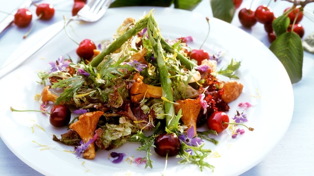 Ensalada de pollo con cerezas y espárragos