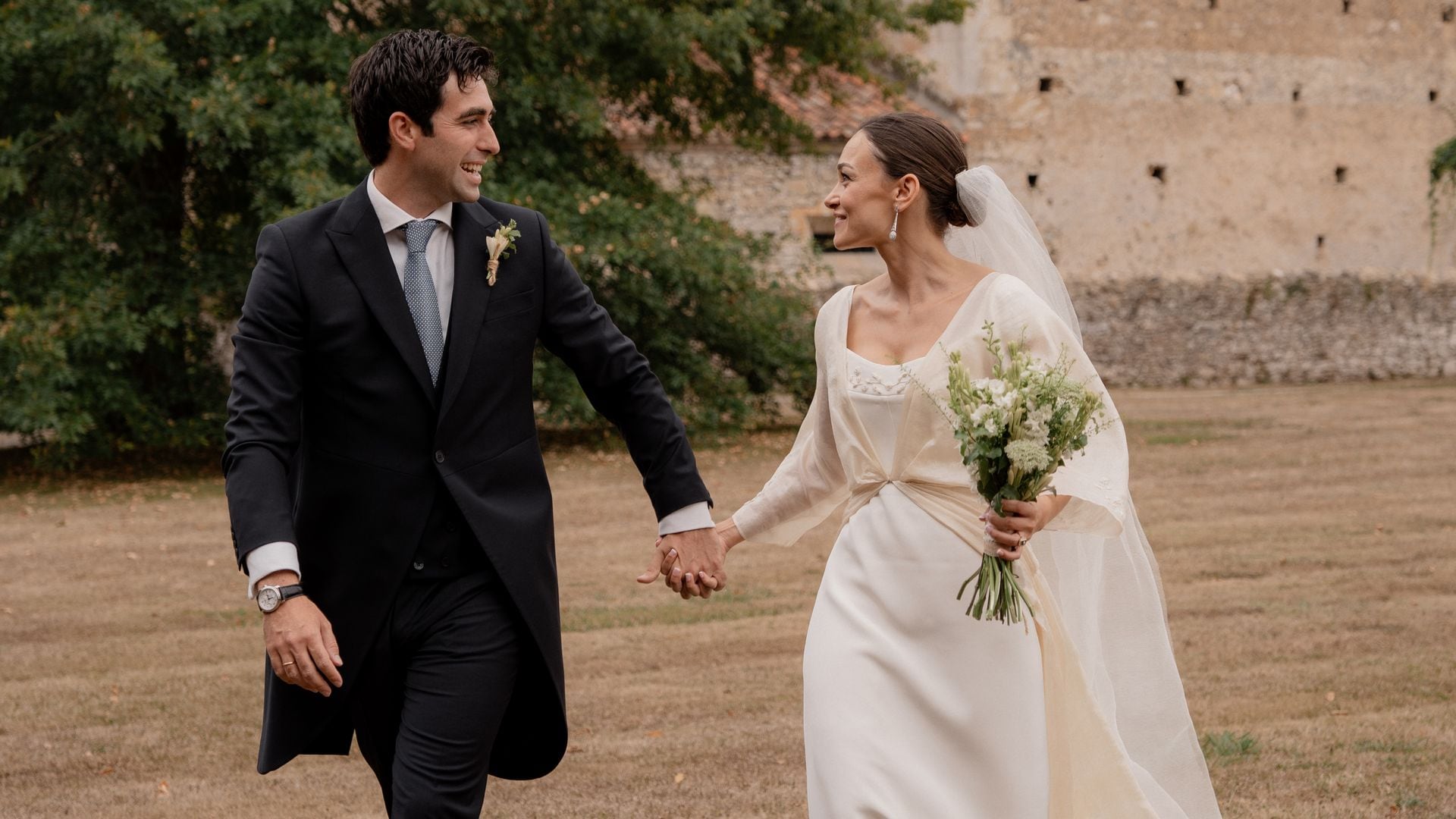 Vestido de novia de Teresa Patiño con abrigo y bordado