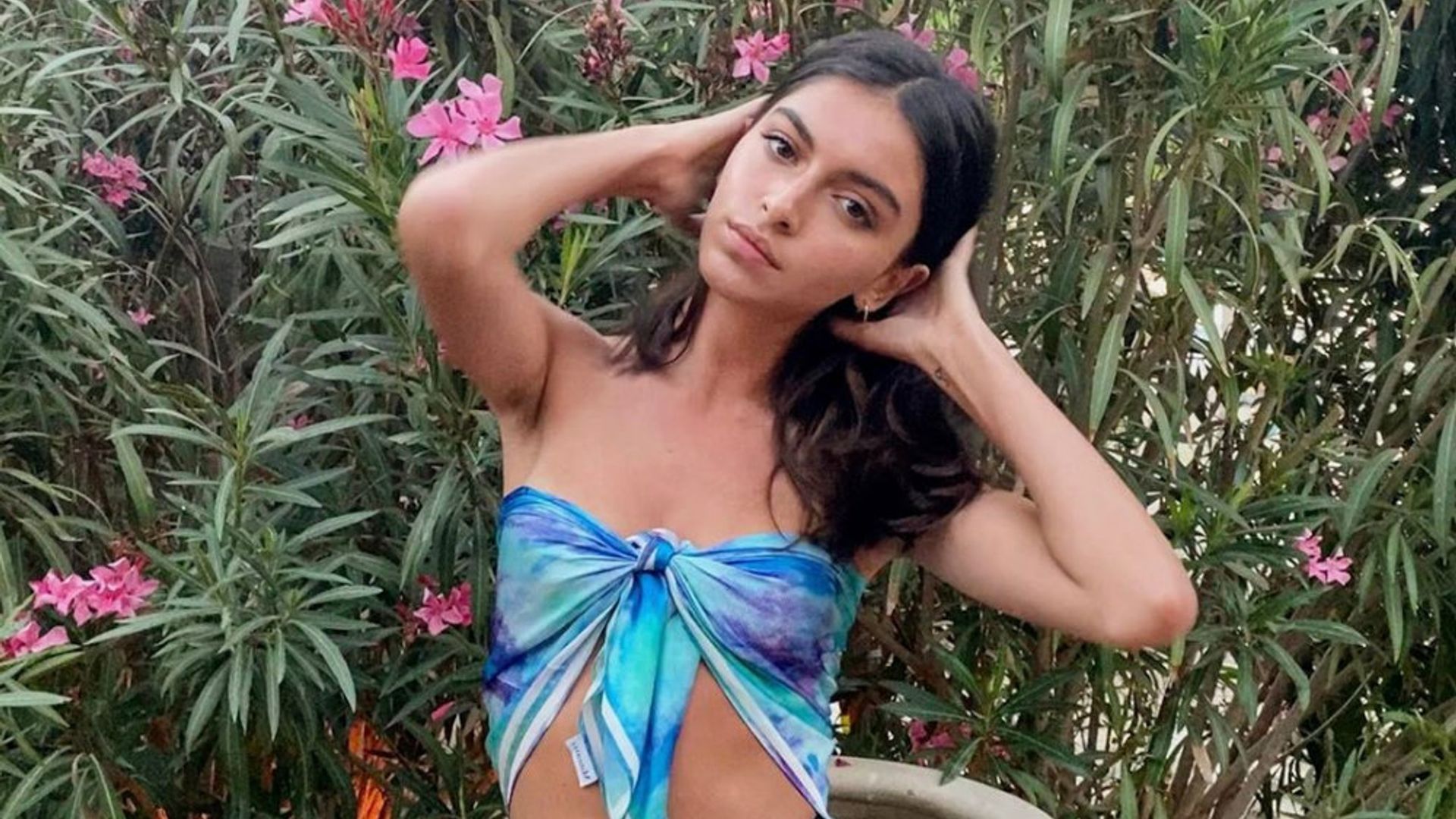 El 'top pañuelo' que funciona con pantalones y faldas o cómo ser la mejor vestida en un minuto
