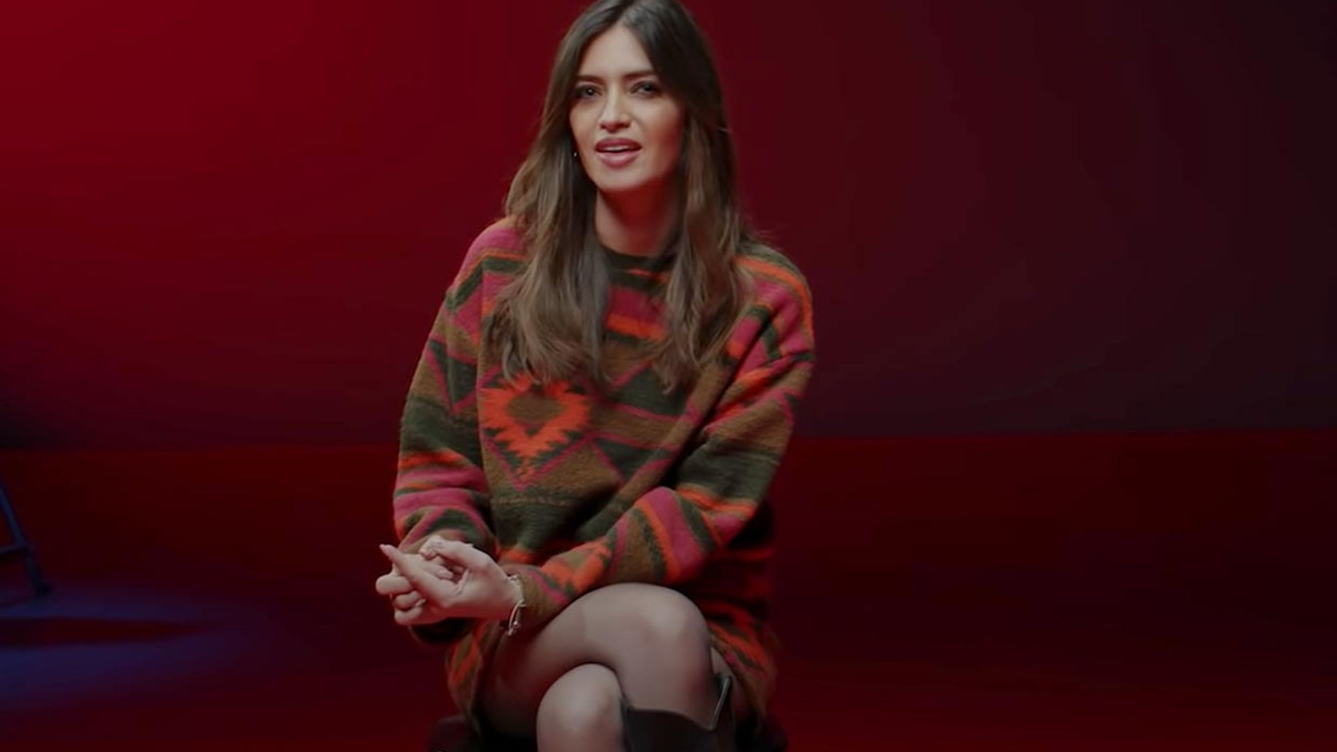El look navideño de Sara Carbonero con un conjunto de Zara y botas 'cowboy'