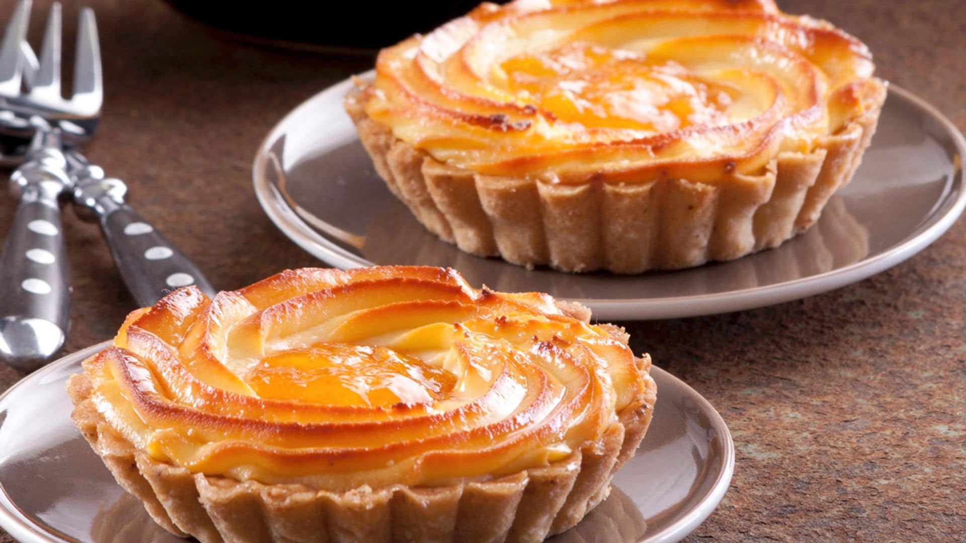 Tartaletas de crema tostada con melocotón