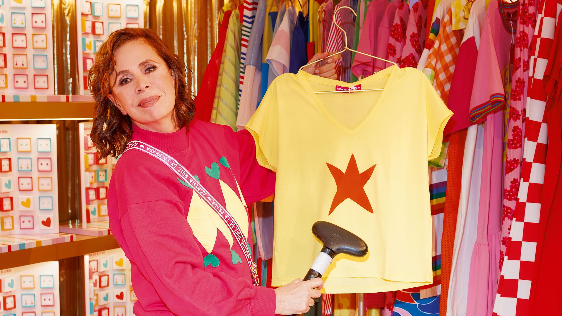Ágatha Ruiz de la Prada planchando una de sus camisetas