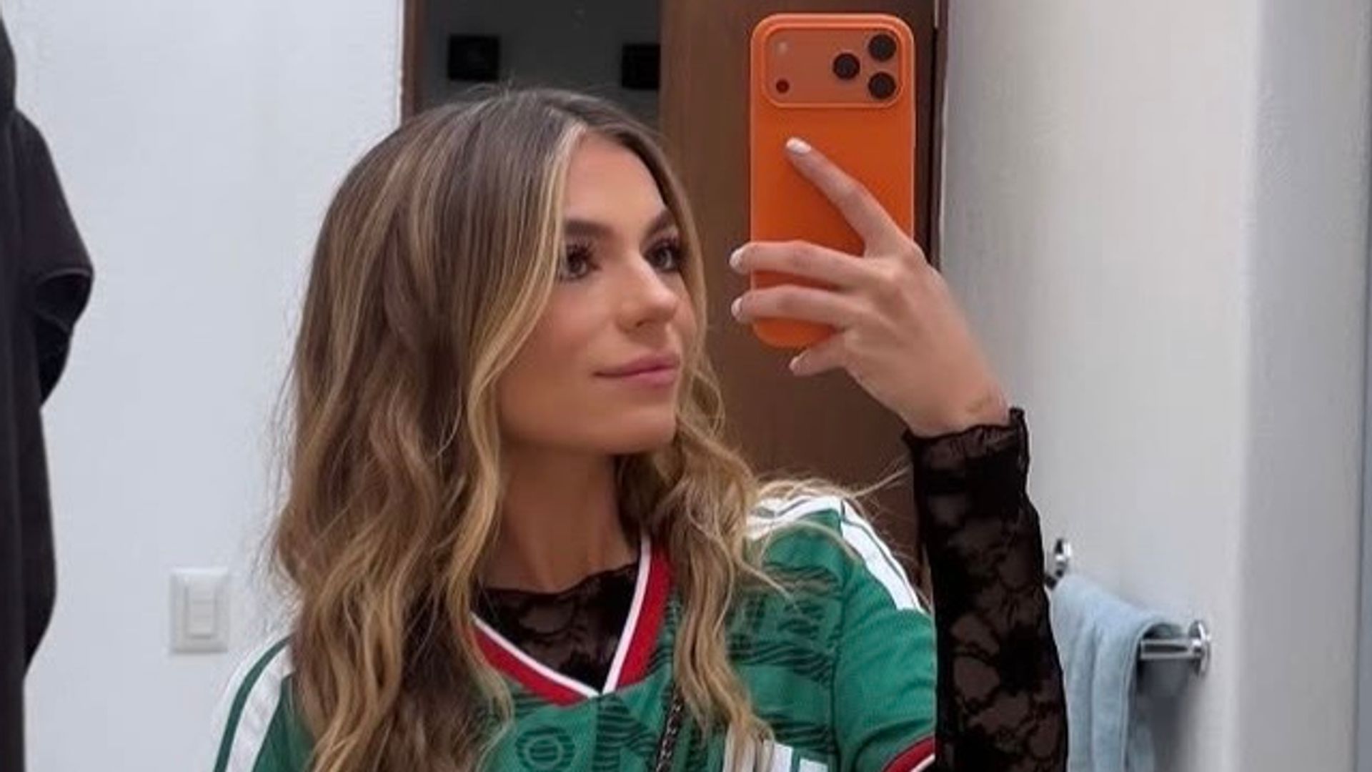 Sofía Castro, mostrando su look para el Mundial 2026.