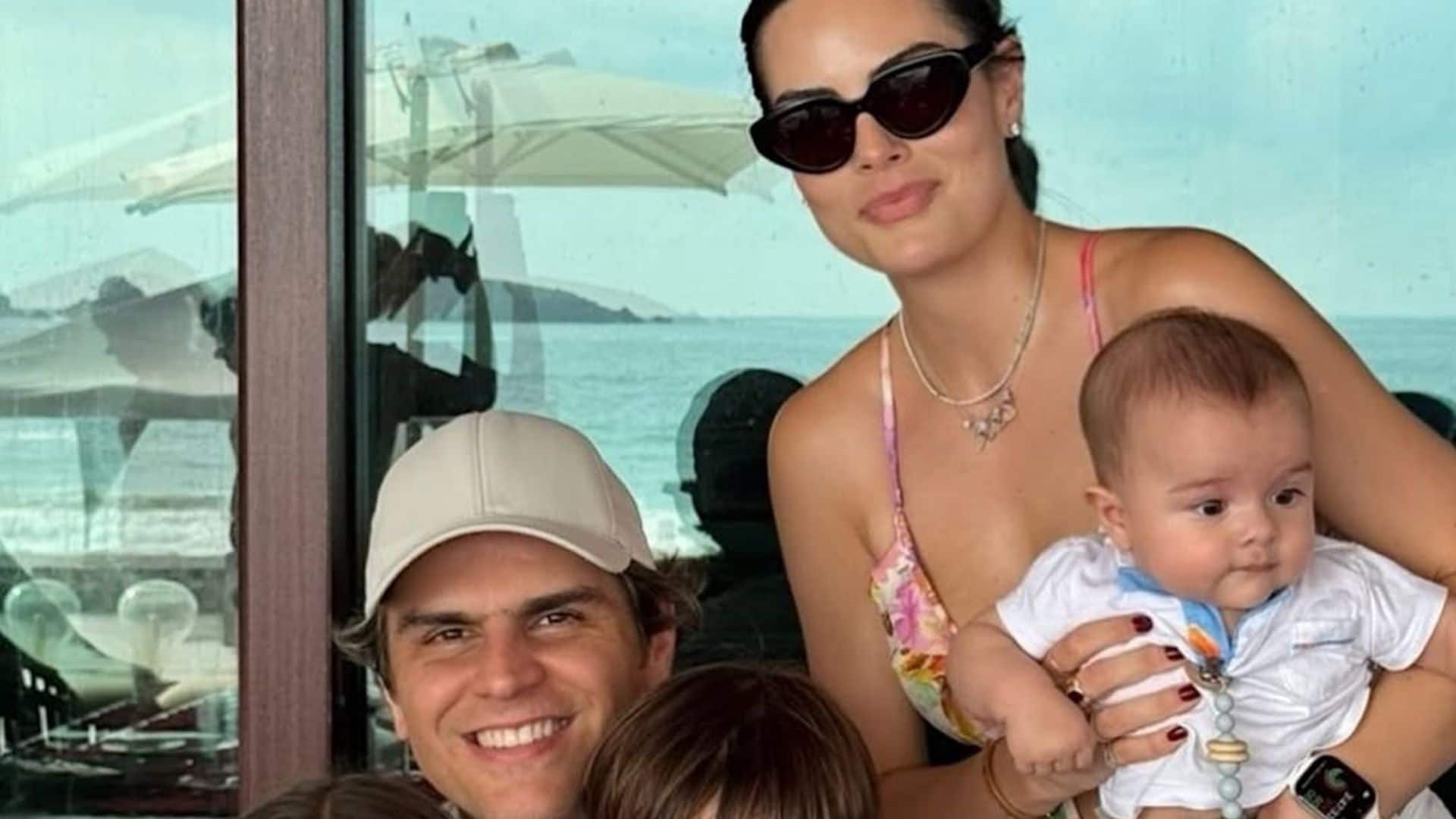 Ximena Navarrete y su familia en la playa.