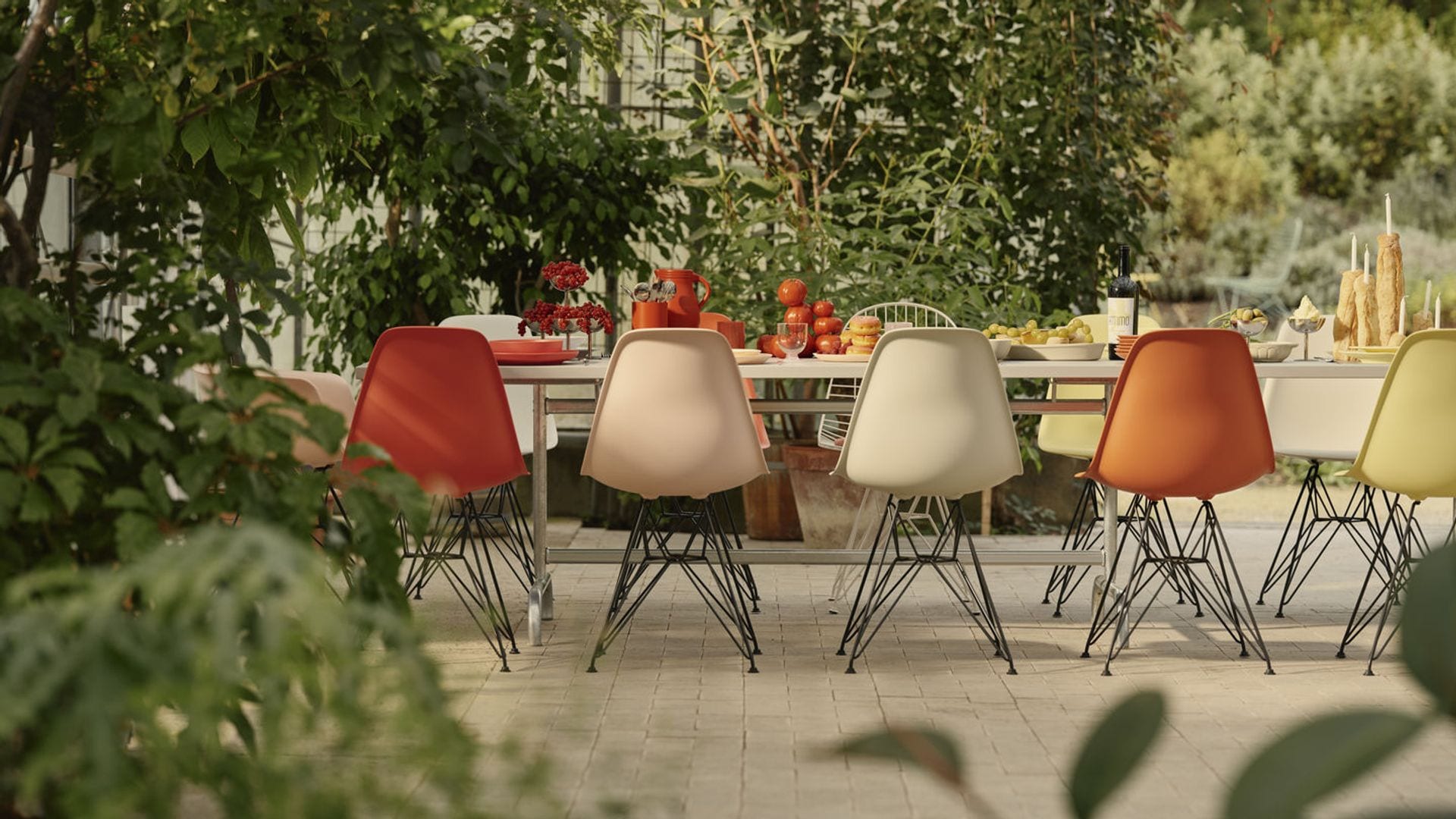 Comedor exterior con sillas Eames de colores 