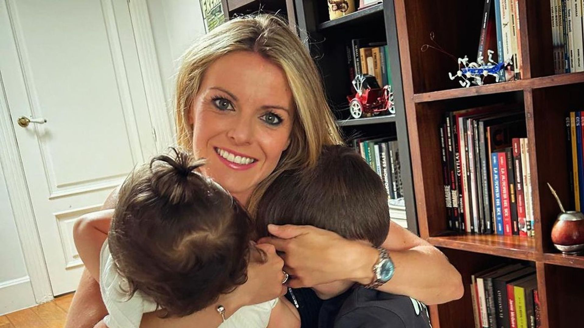 La felicidad de Andrea Ropero celebrando su 41 cumpleaños con sus niños, Roke y Jara, de seis y un año