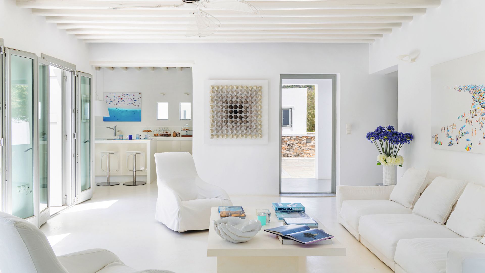 MARINA VERNICOS NOS INVITA A CONOCER SU IMPRESIONANTE CASA JUNTO AL MAR, EN LA ISLA DE SIFNOS, UNA DE LAS PERLAS DEL EGEO