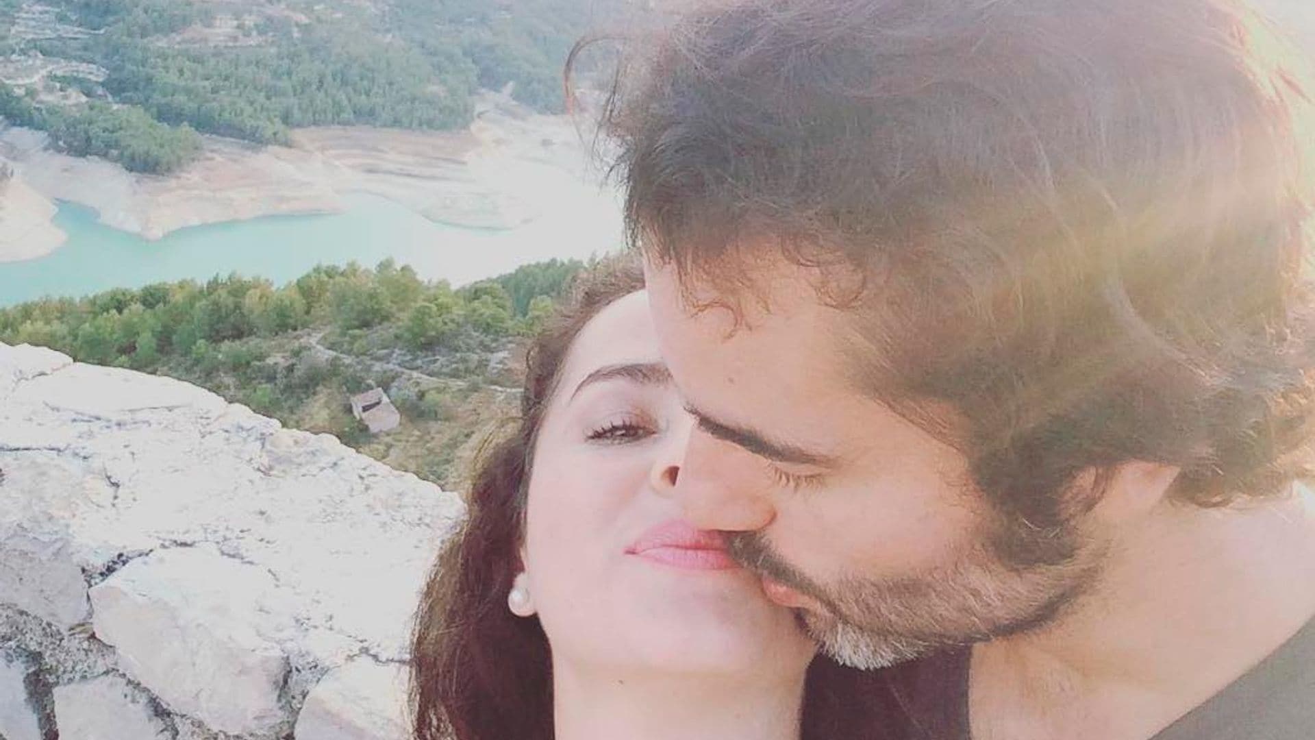 Danna García lleva meses sin ver a su pareja, pero eso no le impidió darle un beso virtual