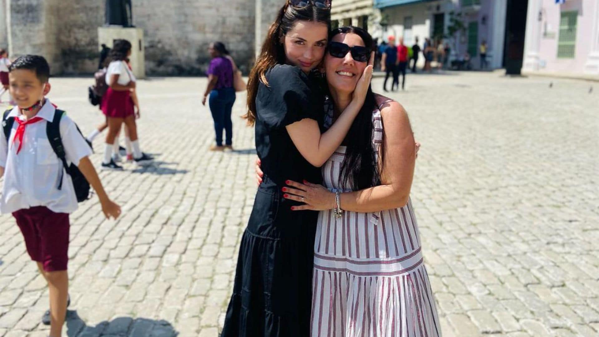 La emoción de Ana de Armas al regresar a Cuba junto a su novio, Paul Boukadakis, y reencontrarse con una amiga