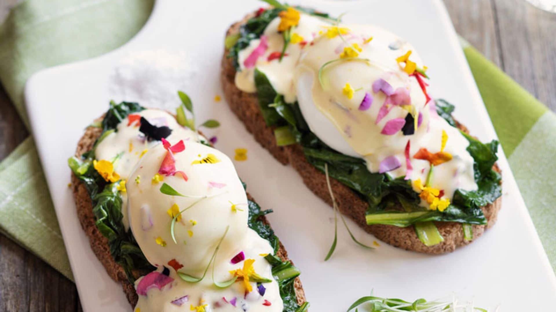 Tosta de huevo con bechamel y espinacas
