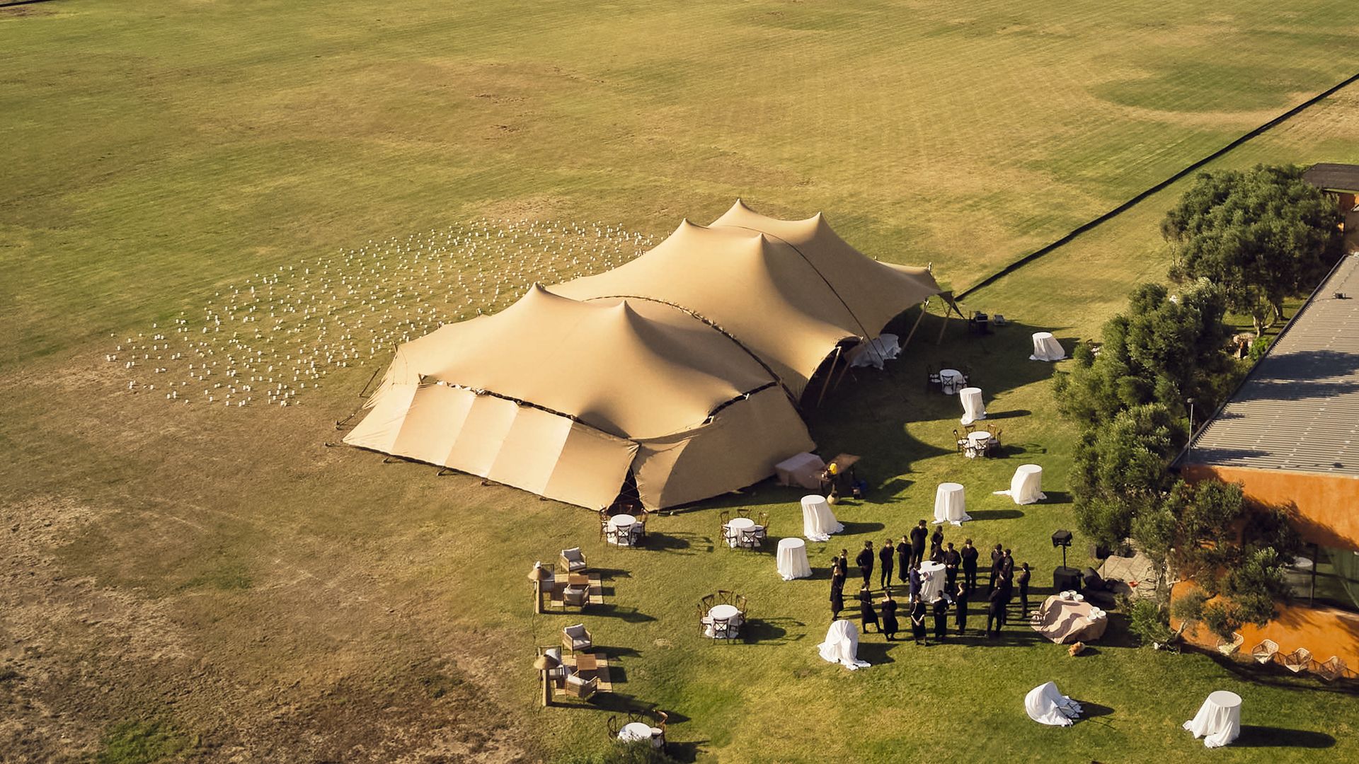 Una vista aérea de la carpa donde tuvo lugar la cena