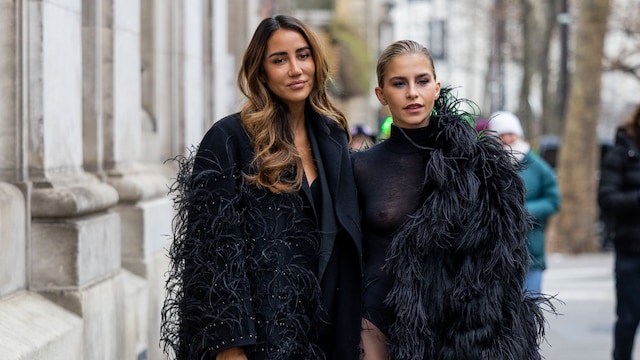 Plano medio de Tamara Kalinic con abrigo negro con flecos