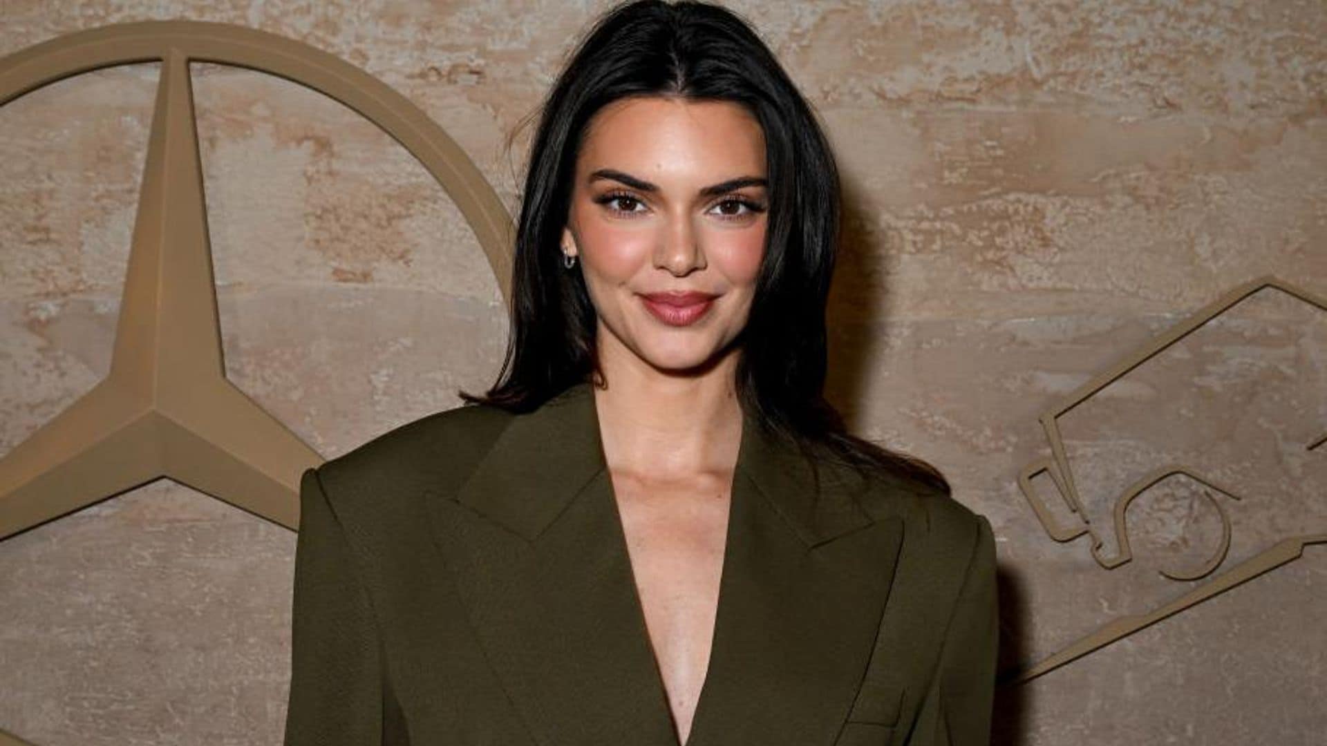 Kendall Jenner luce perfecta en traje verde olivo con ‘square toe shoes’