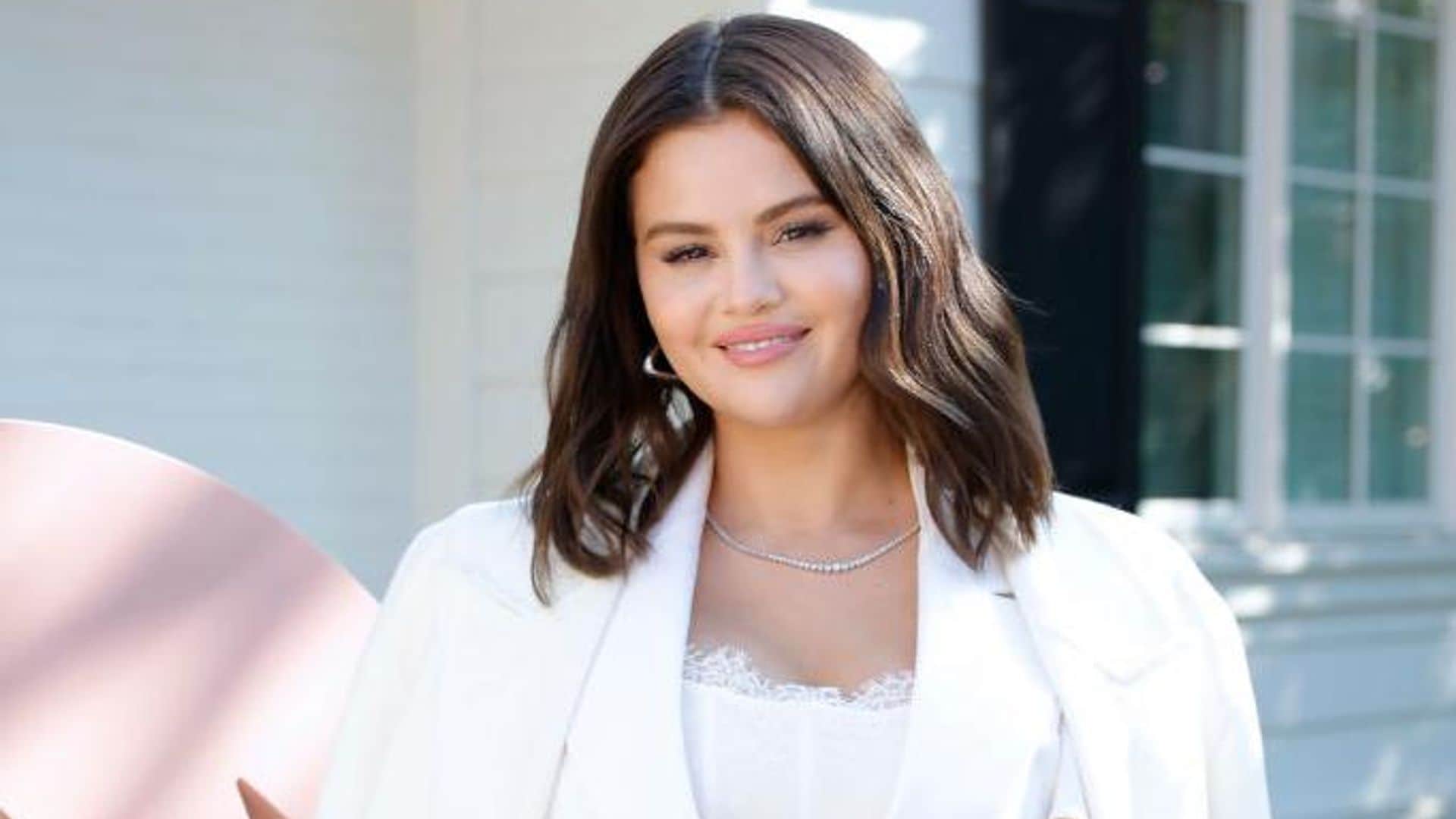 Selena Gomez refresca el icónico traje blanco usado por las ‘royals’