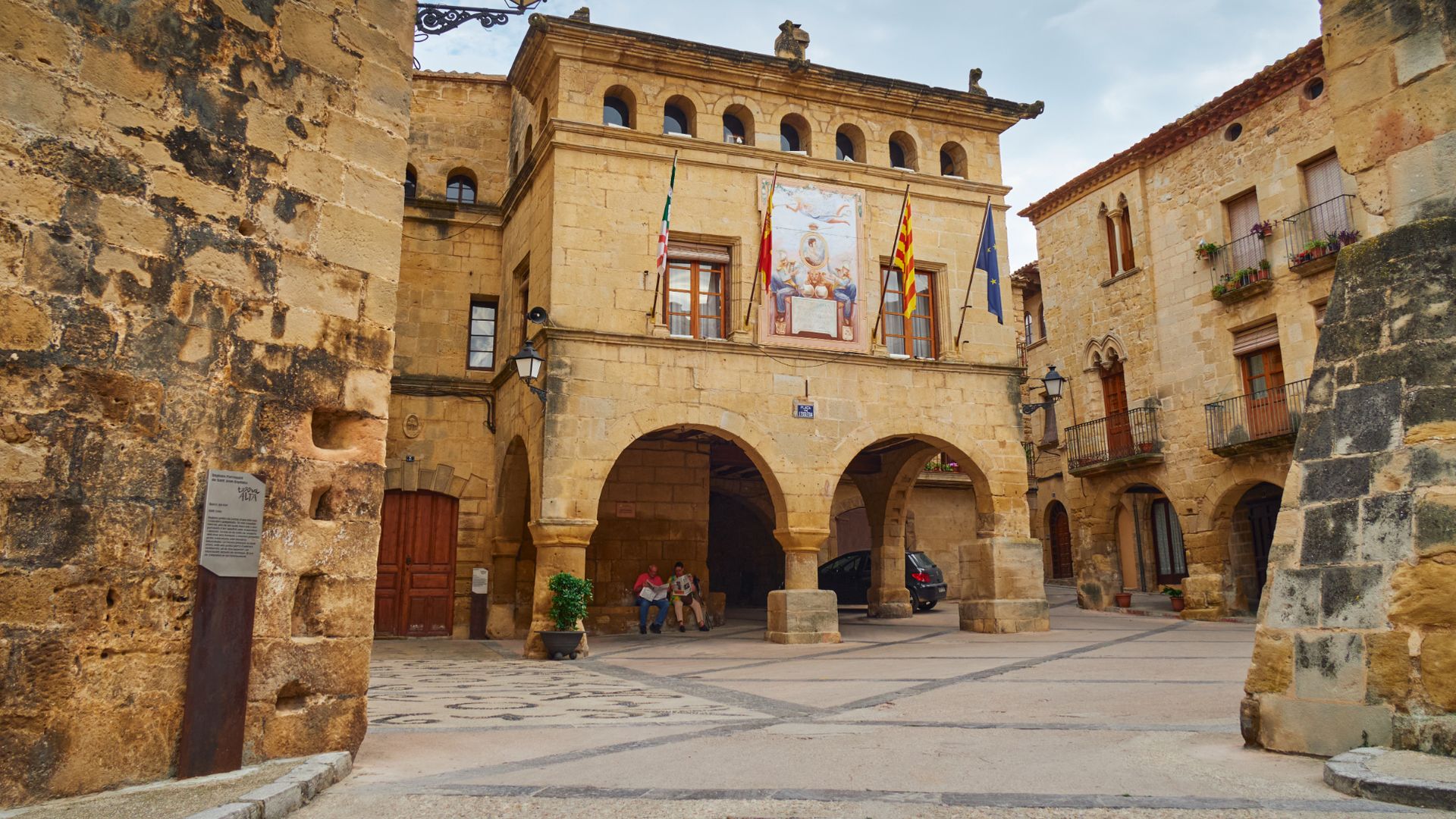 Plazas porticadas y calles de piedra en Horta de Sant Joan, Tarragona