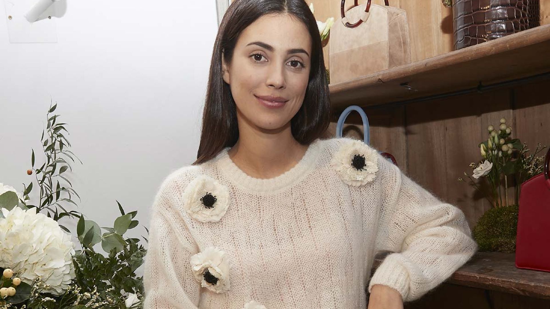 La historia de los 'kitten heels' con los que Sassa de Osma sofistica su look de básicos