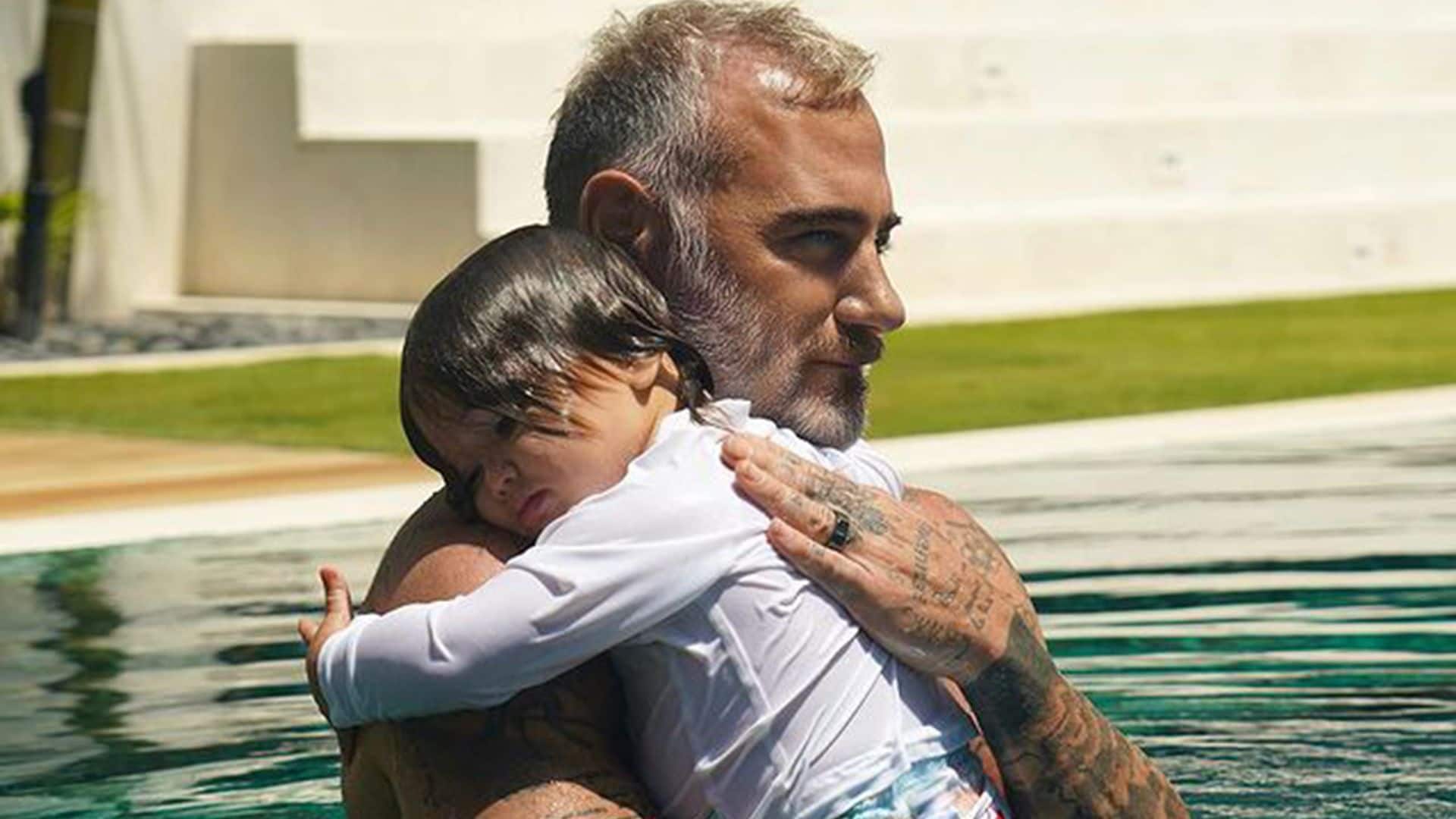 El vídeo más divertido de Gianluca Vacchi enseñando a nadar a su pequeña de dos años, ¡que logra mantenerse a flote!