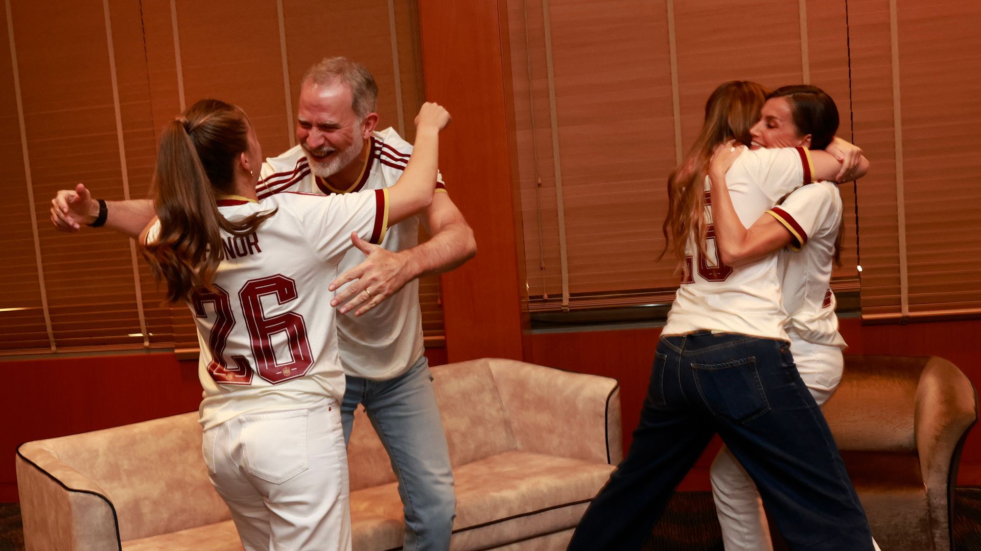 Los reyes Felipe y Letizia con sus hijas, la princesa Leonor y la infanta Sofía, viendo el triunfo de España frente a Francia en las semifinales del Mundial, el 14 de julio de 2026