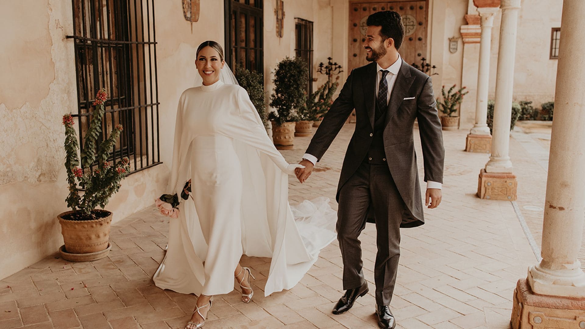 Un look con capa, guantes y largo midi para Rosa, la novia sevillana de las tres tendencias