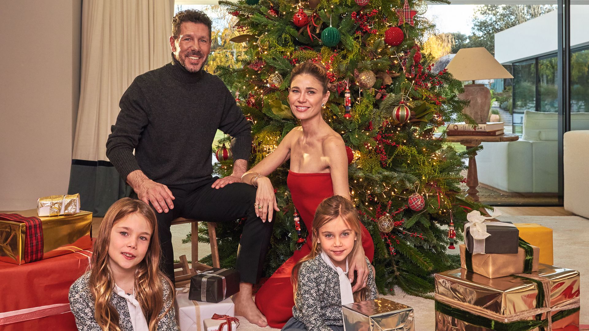 Diego Simeone y Carla Pereyra con sus hijas