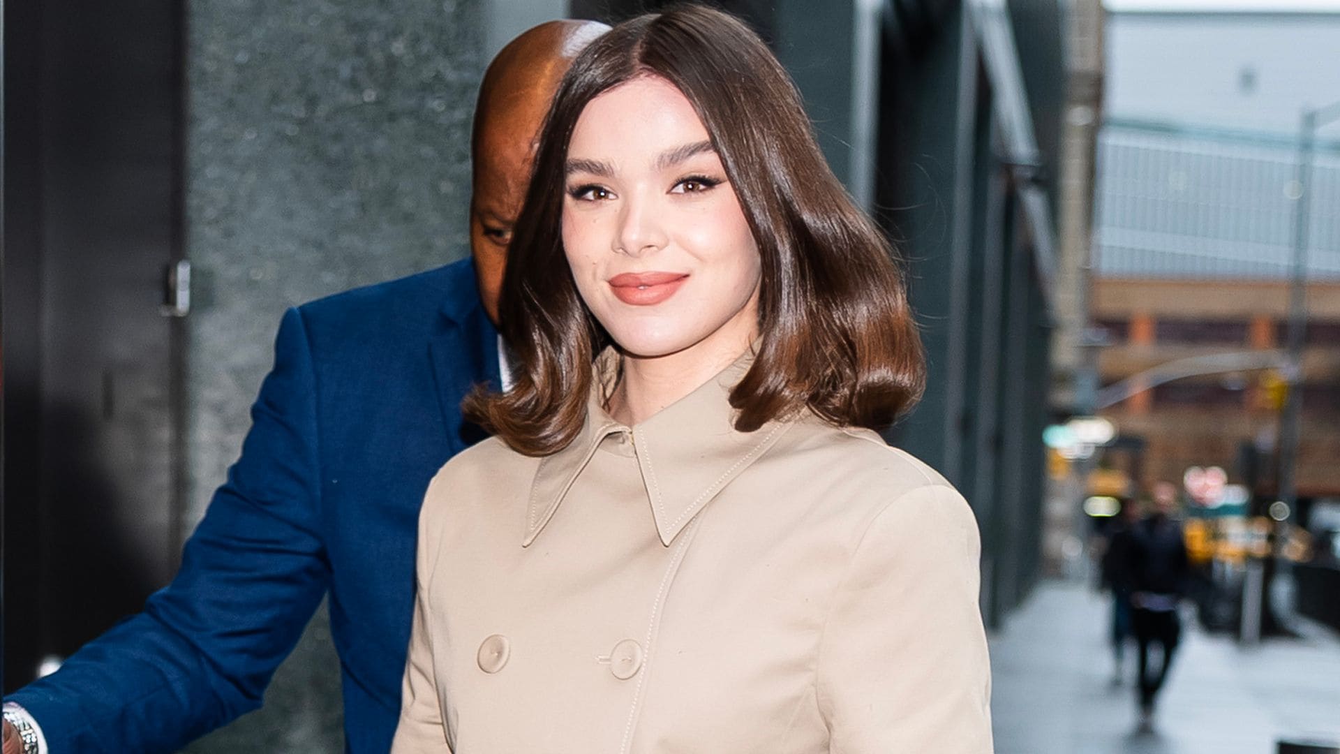Hailee Steinfeld confirma que la gabardina es la pieza más versátil de la temporada